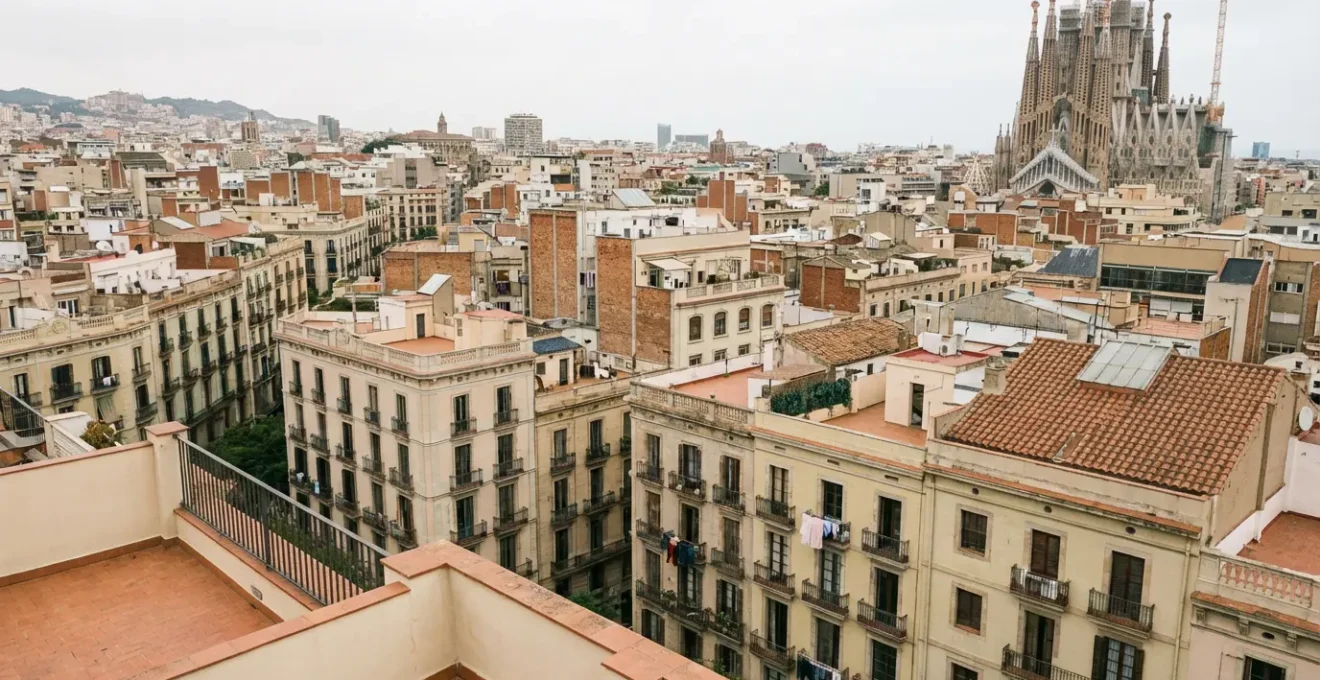 Vista panorámica de los tejados de Barcelona mostrando la diversidad arquitectónica entre barrios