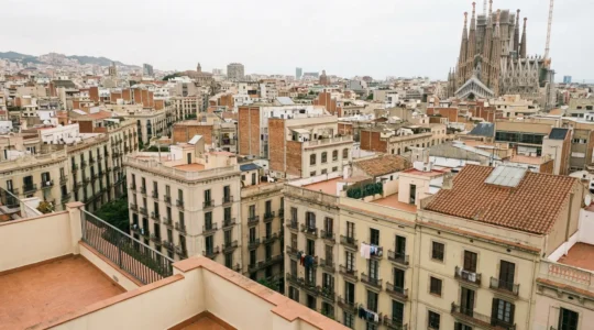 Vista panorámica de los tejados de Barcelona mostrando la diversidad arquitectónica entre barrios